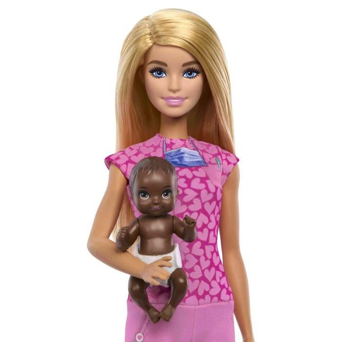 Een blonde Barbie houdt een donkere baby met luier vast. Barbie's outfit is roze met hartjes.