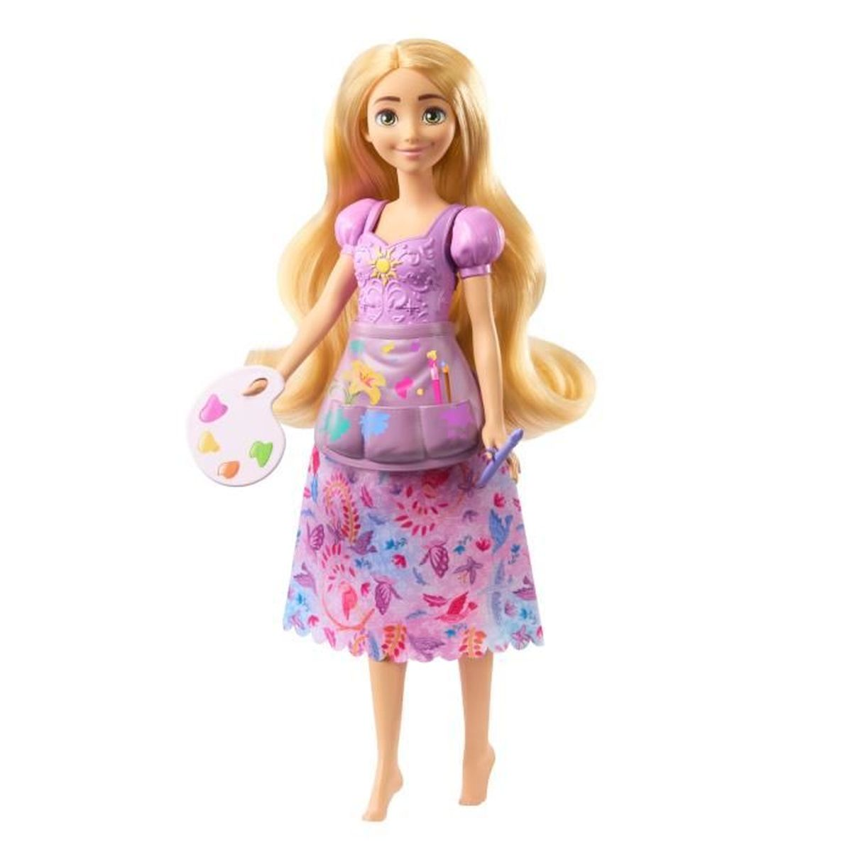 Een Rapunzelpop met lang blond haar, draagt een paarse top en bloemenrok, houdt een verfpalet en kwast vast.