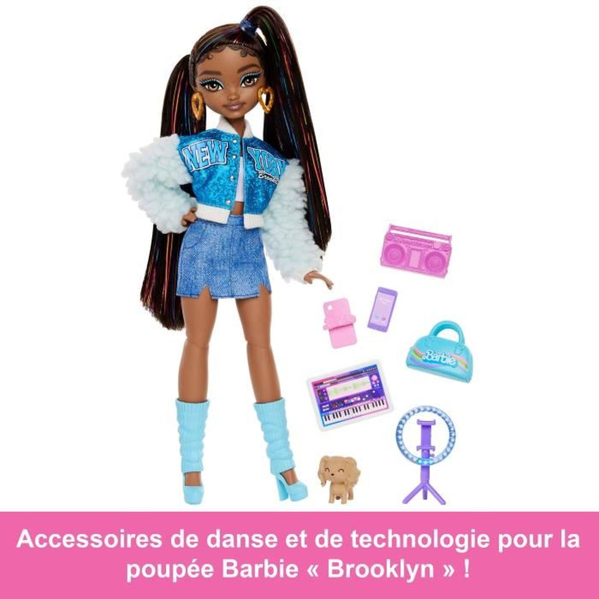 Een Barbie-pop in een blauwe jas, spijkerrok en laarzen. Accessoires: boombox, telefoon, tas, tablet, hond, ringlamp.