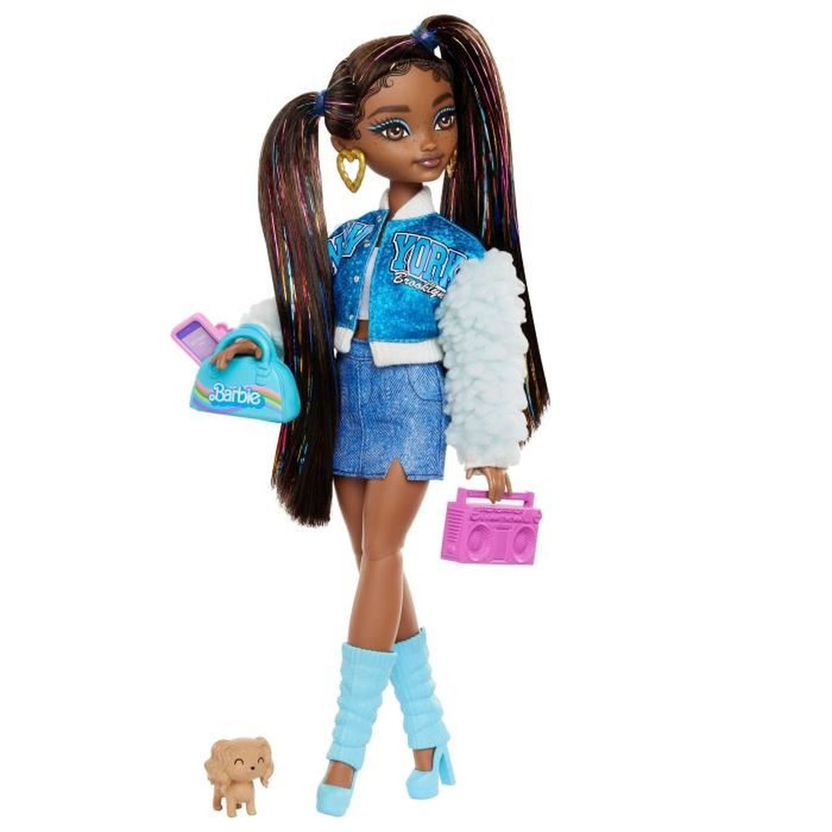 Een Barbie-pop met staarten, spijkerrok, bomberjack en accessoires.
