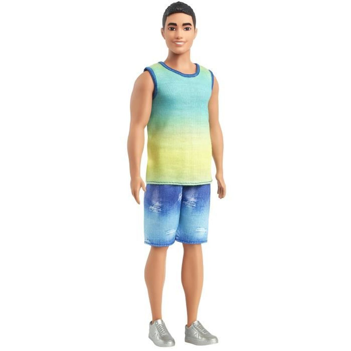 Een man met kort haar draagt een verloop tanktop en spijkerbroek shorts.