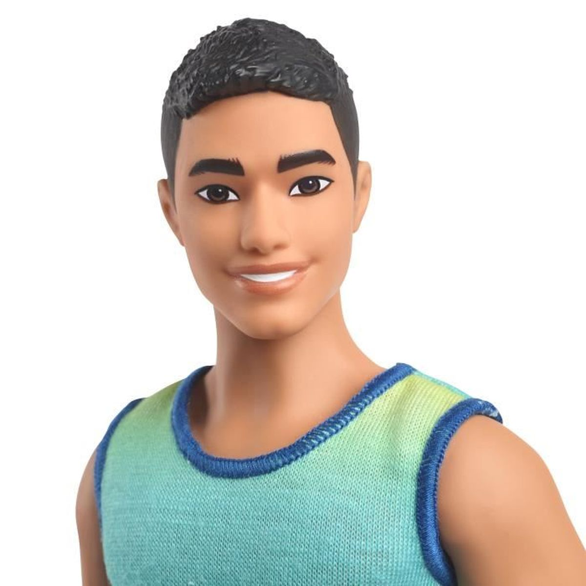 Een man met kort zwart haar in een blauw-groen tanktop.