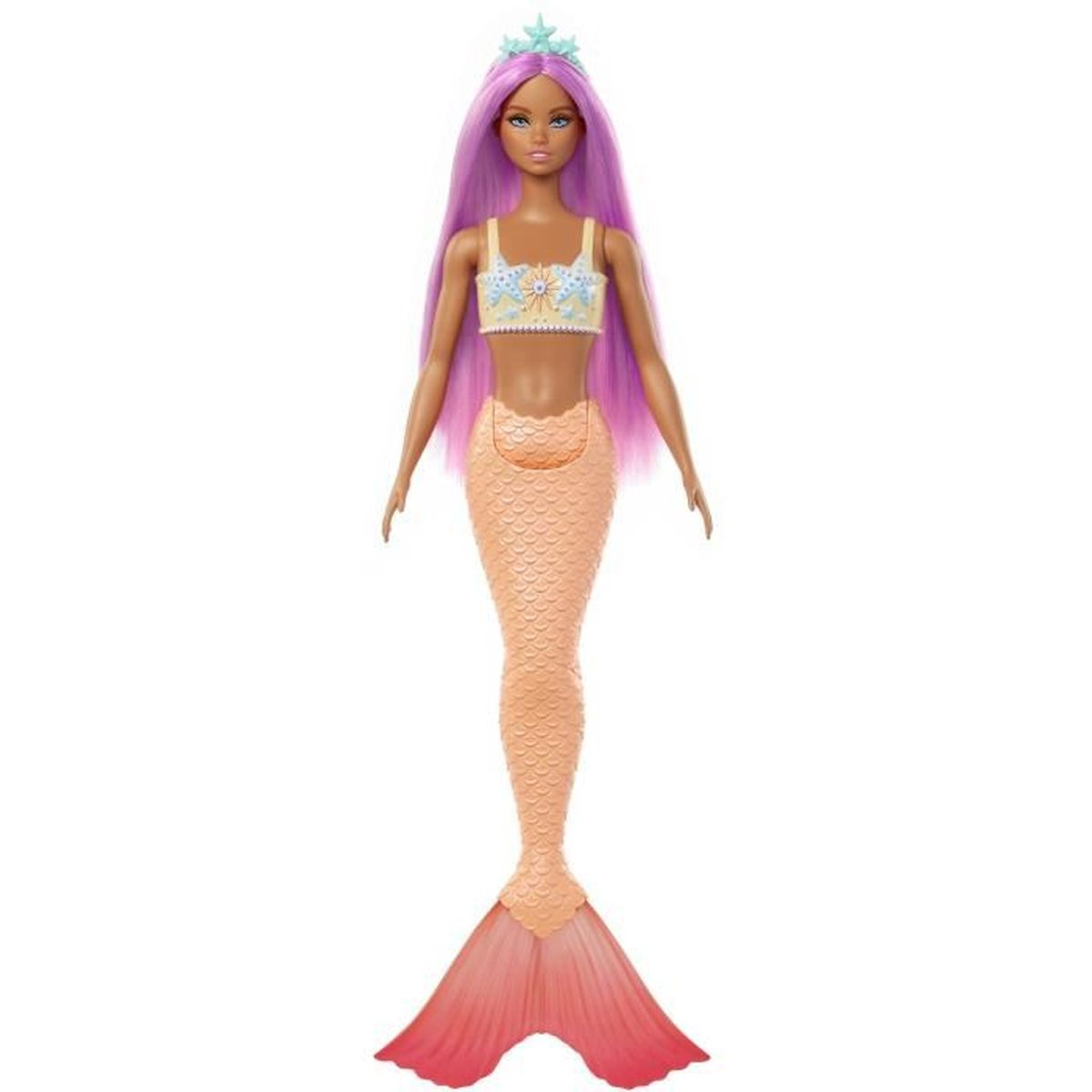 Een Barbie zeemeerminpop met lang paars haar en een blauwe kroon. Ze draagt een geel en blauw schelpvormig topje en een oranje zeemeerminstaart met een roze vin.