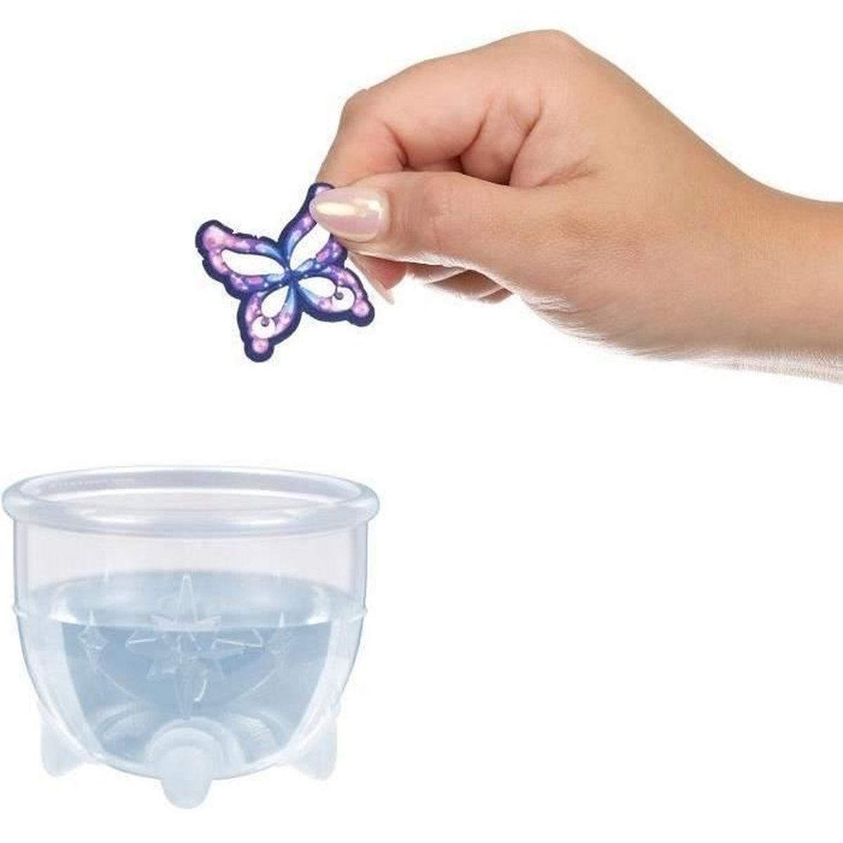 Een hand houdt een paarse vlinder boven een doorzichtige watercontainer.