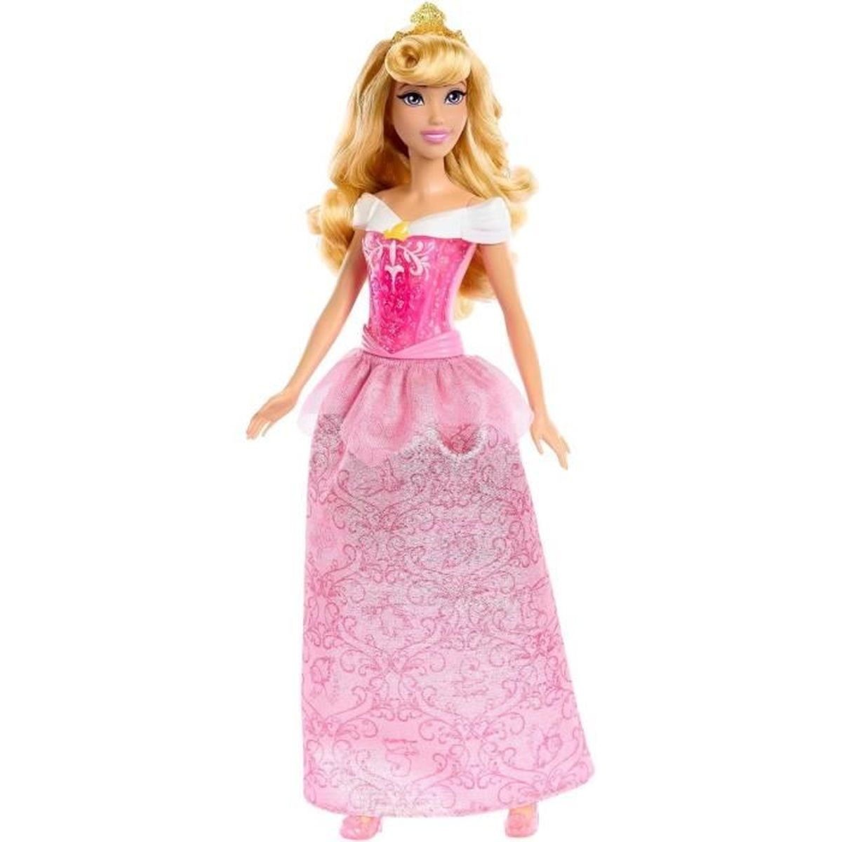 Een blonde Barbiepop draagt een roze jurk met een gouden kroon, staand op een witte achtergrond.