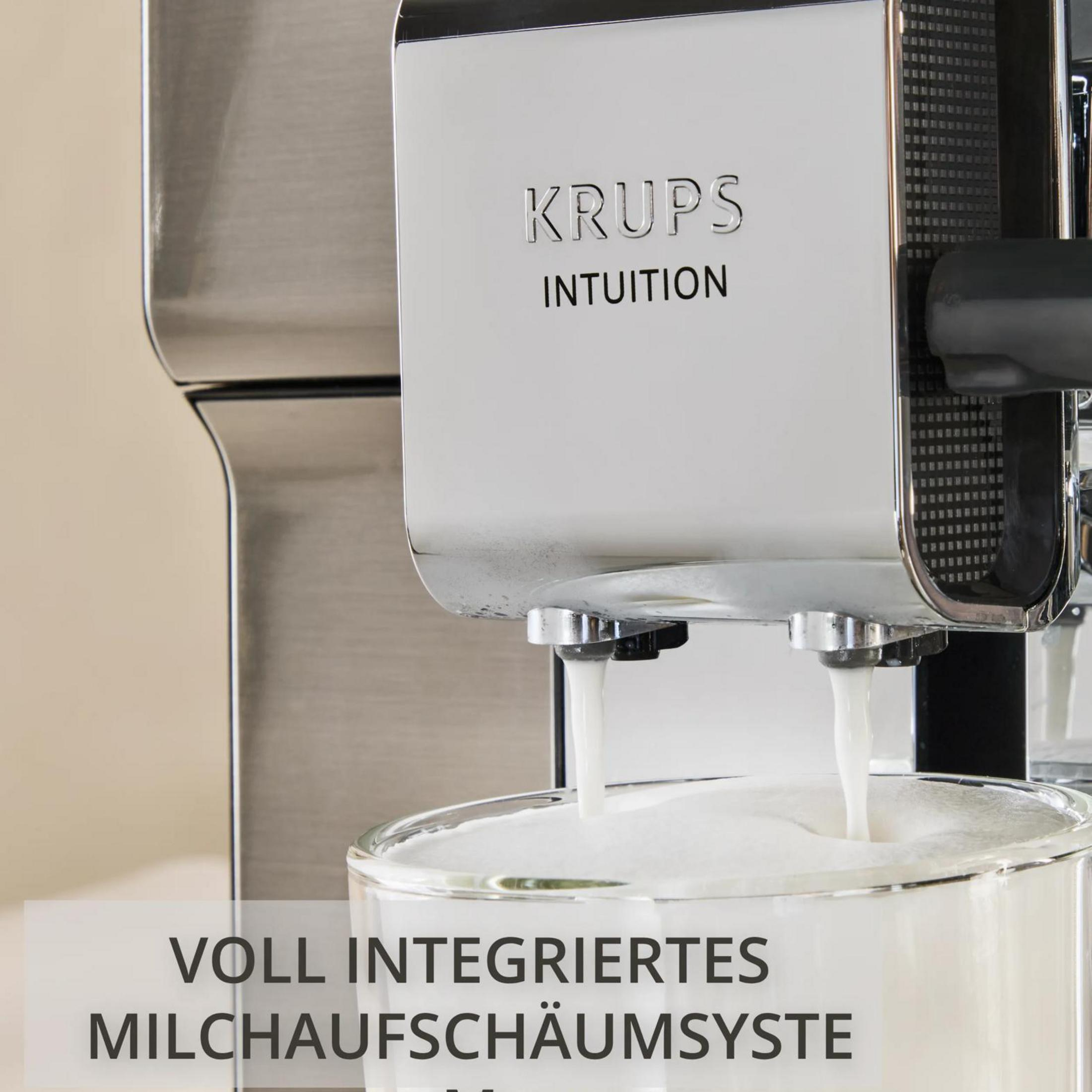 La macchina da caffè Krups Intuition monta il latte in un bicchiere.