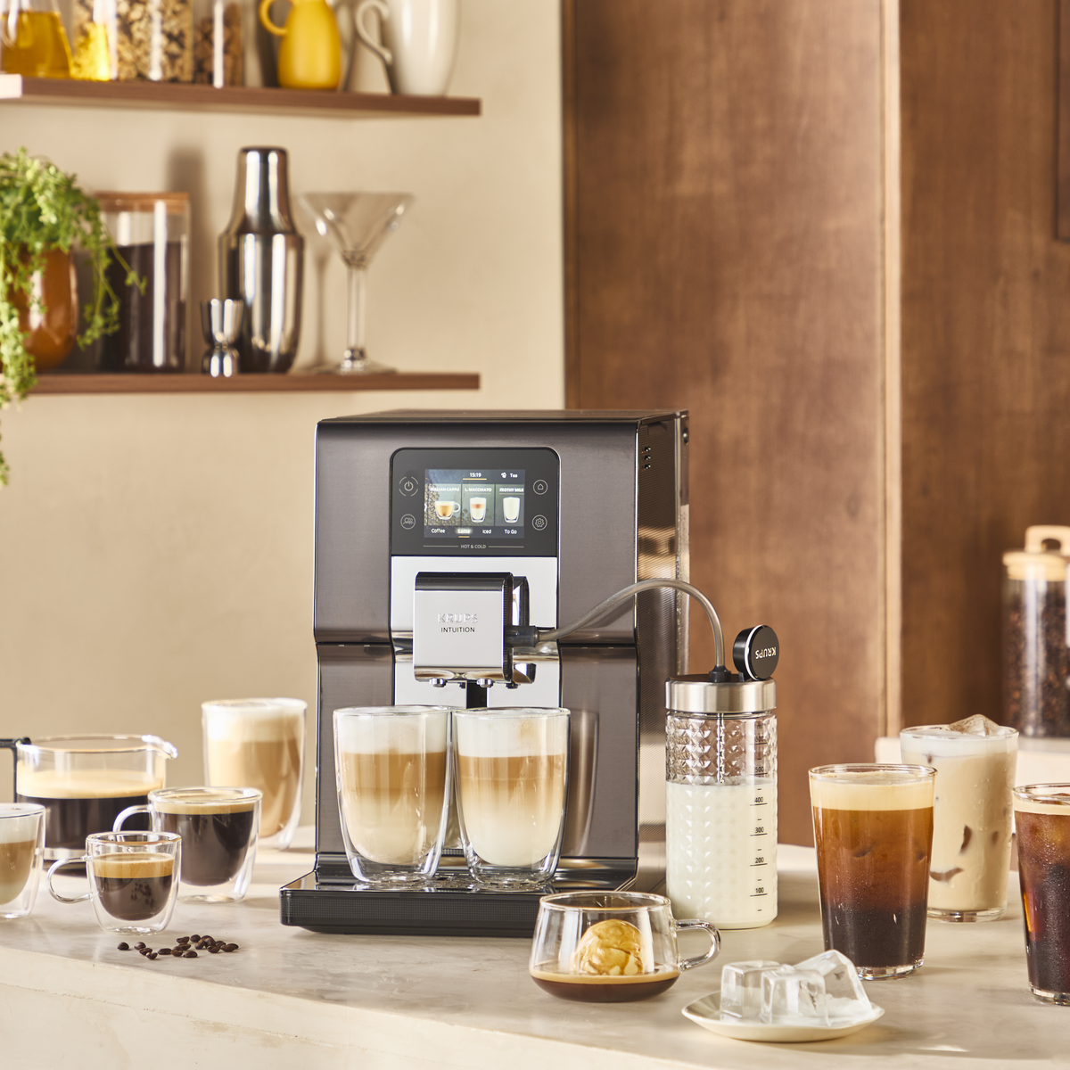 Una moderna macchina da caffè con varie bevande e ghiaccio su un bancone.