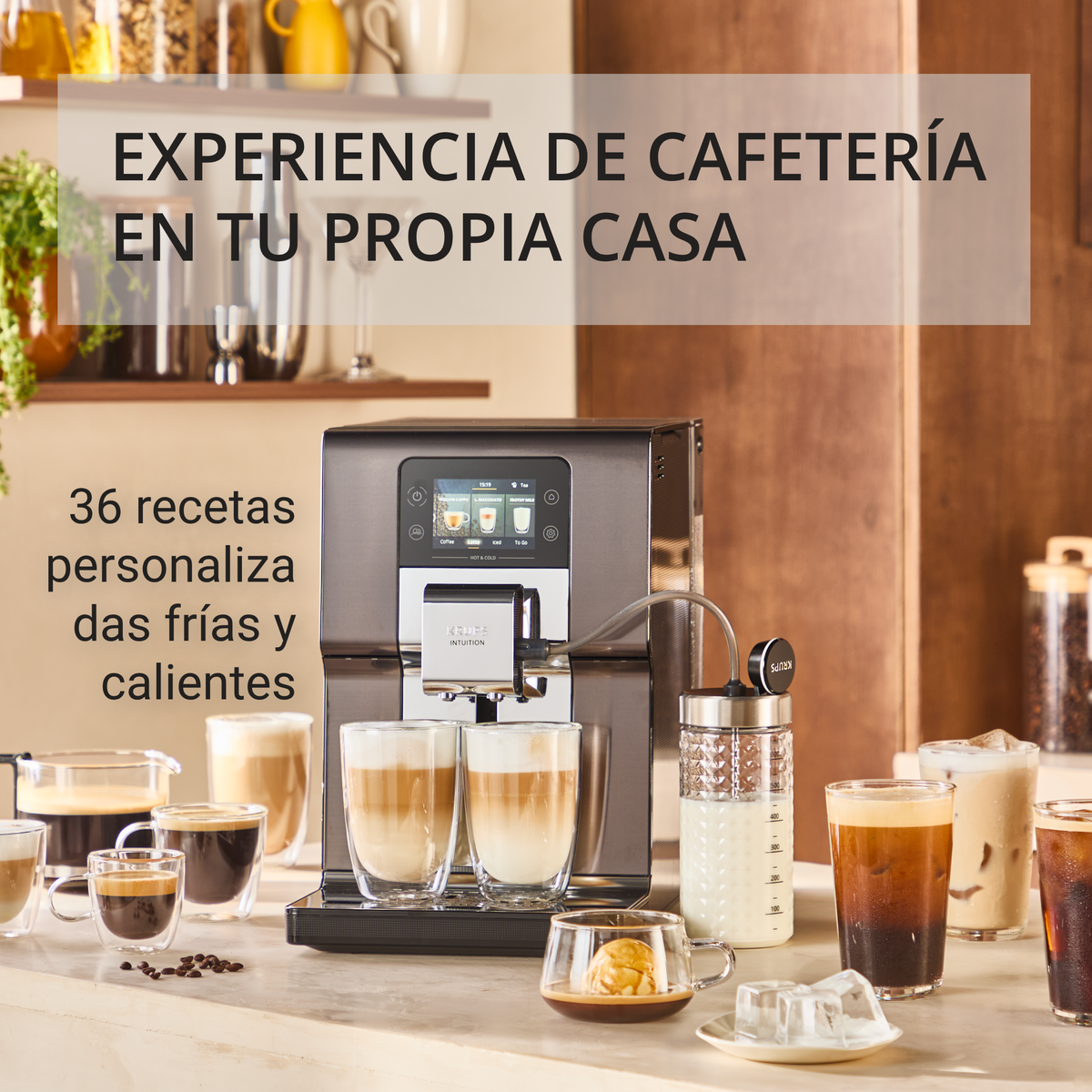 Una macchina da caffè Krups su un bancone con varie bevande al caffè, latte e cubetti di ghiaccio. Testo: "Esperienza da caffetteria a casa tua" e "36 ricette personalizzate calde e fredde".