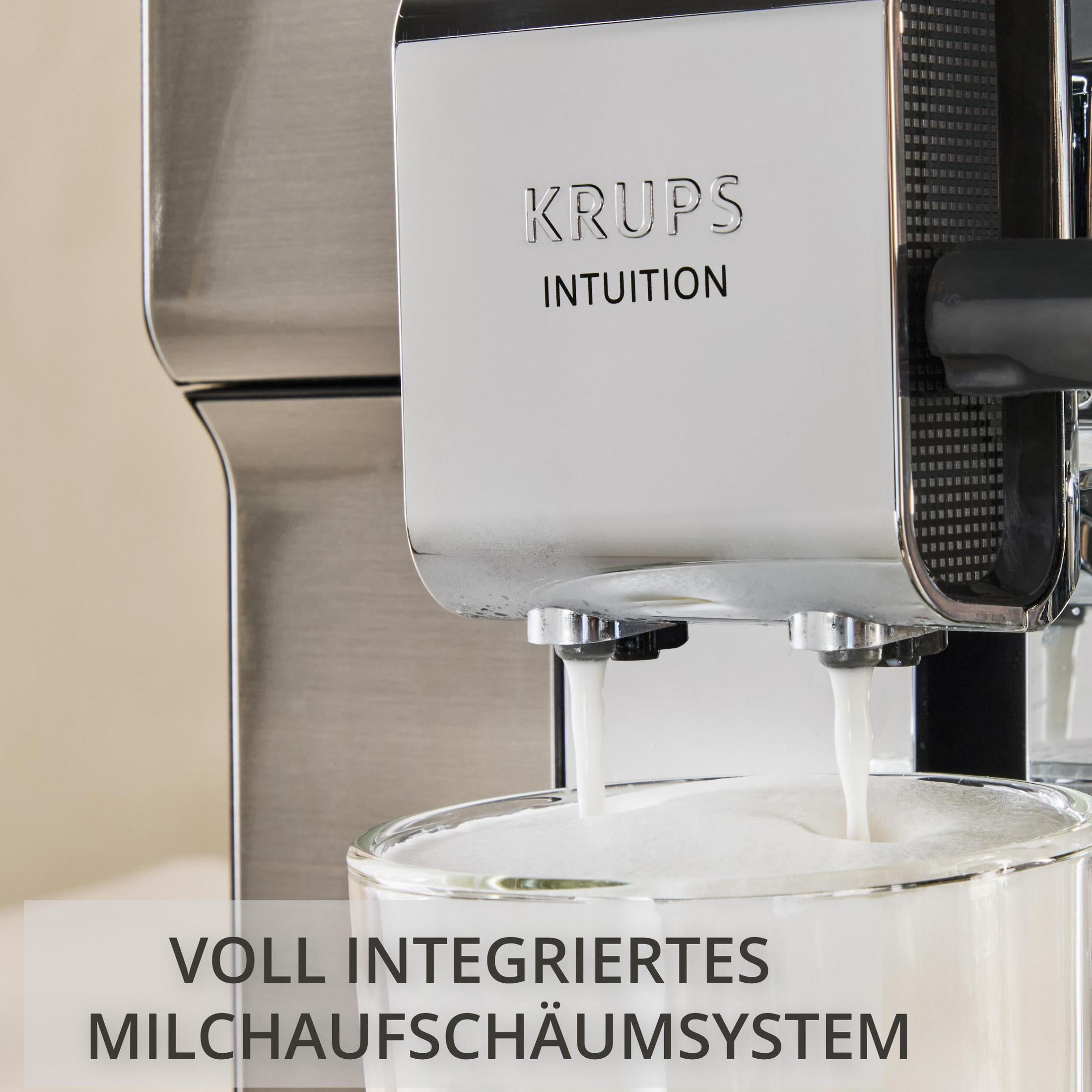 Macchina da caffè Krups Intuition con sistema schiumalatte integrato, che monta il latte in un bicchiere.