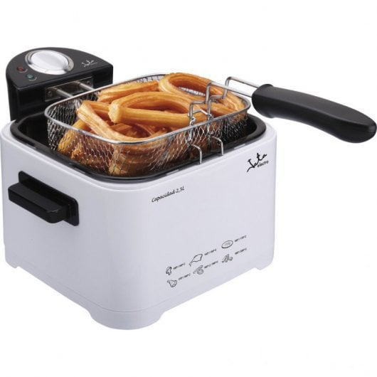 Una freidora blanca con una cesta plateada llena de churros dorados.