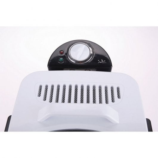 Primer plano de un electrodoméstico blanco con parte superior negra y rejillas de ventilación.