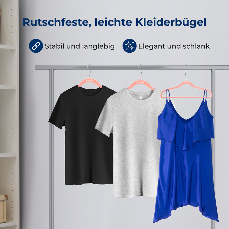 Drei Kleidungsstücke – schwarzes T-Shirt, graues T-Shirt, blaues Kleid – hängen an rosa Bügeln an einer Stange, mit Text darüber.