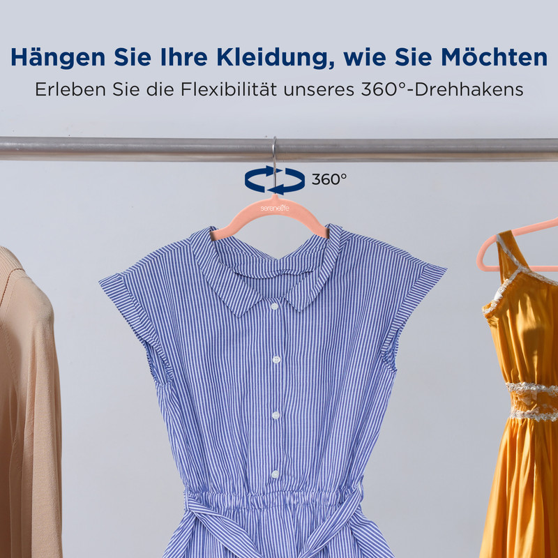 Ein blauer gestreifter Kleid und ein gelbes Kleid an Kleiderbügeln. 360° Haken.