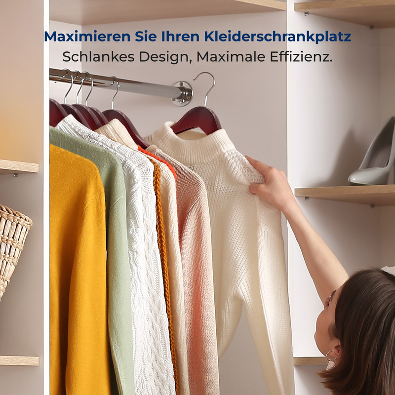 Eine Frau wählt einen weißen Pullover aus einem Kleiderschrank mit bunten Pullovern aus.
