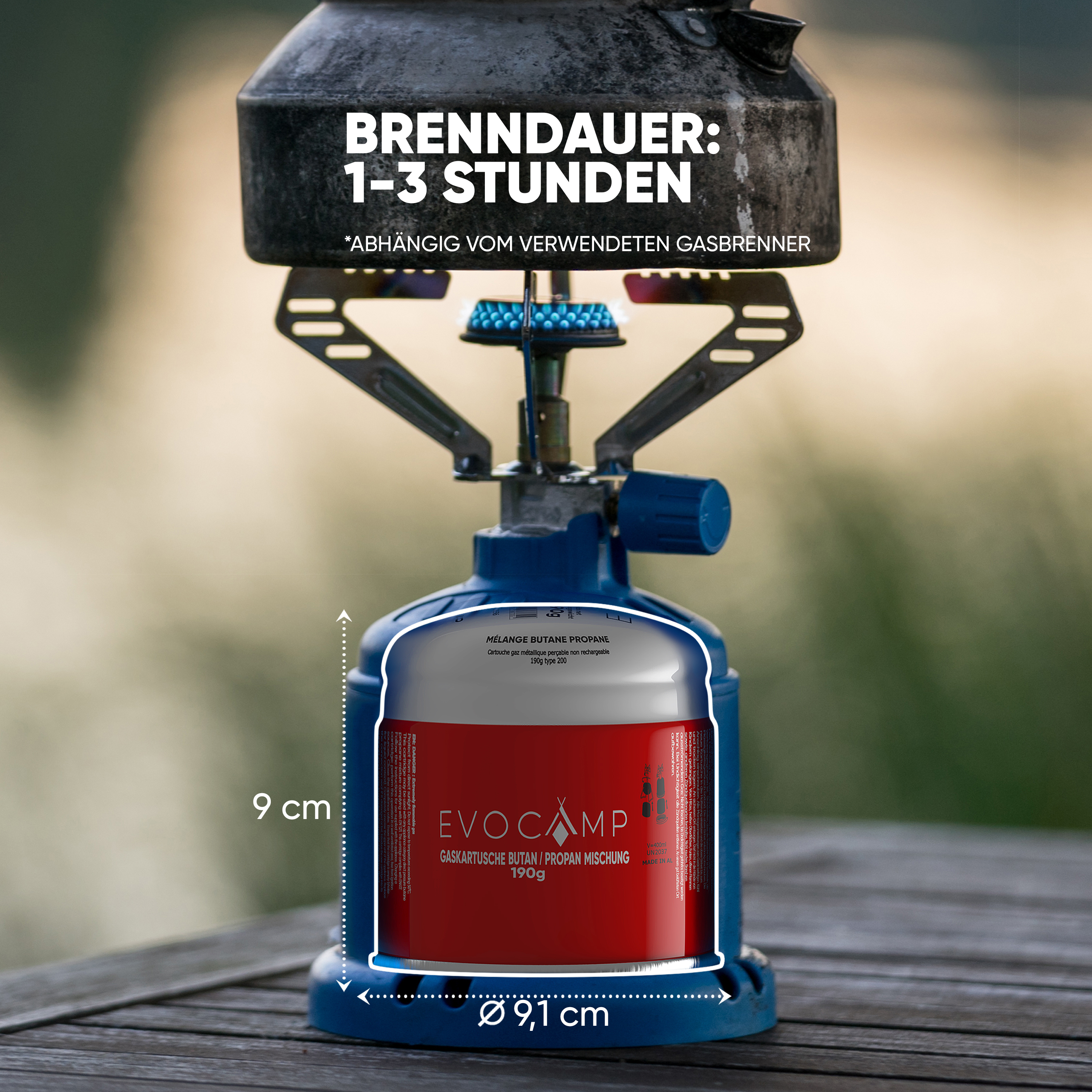 Ein blauer Gaskocher mit einer rot-weißen Kartusche auf einem Holztisch.