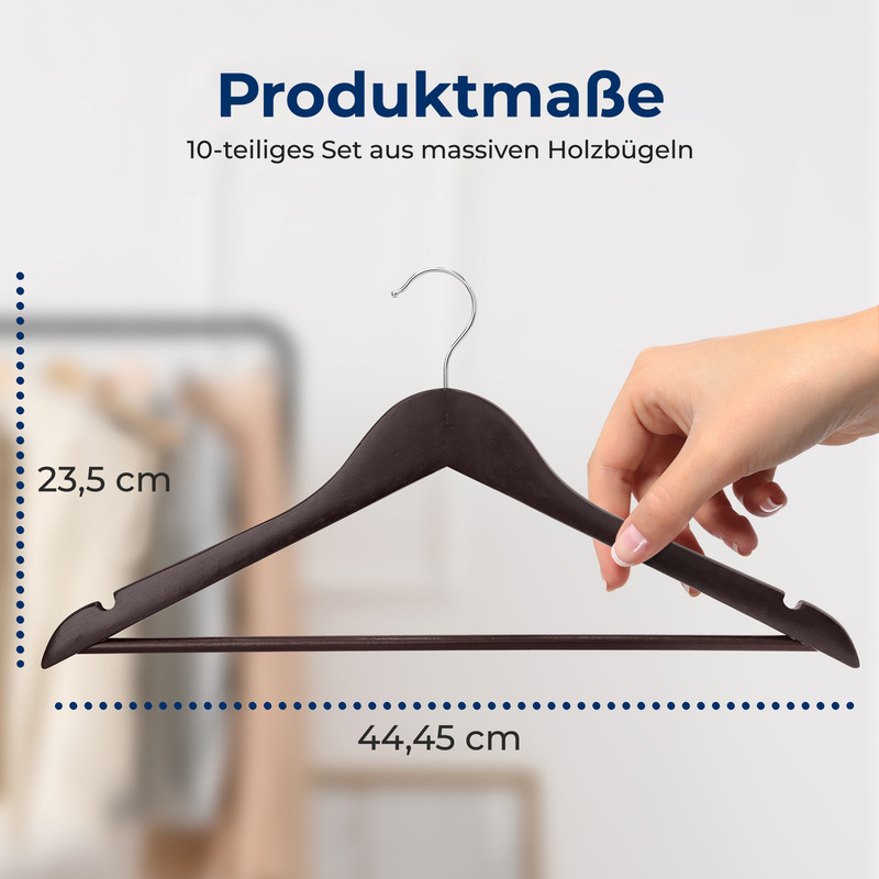 Eine braune Holzgarderobe mit Haken wird von einer Hand gehalten. Maße sind angegeben.