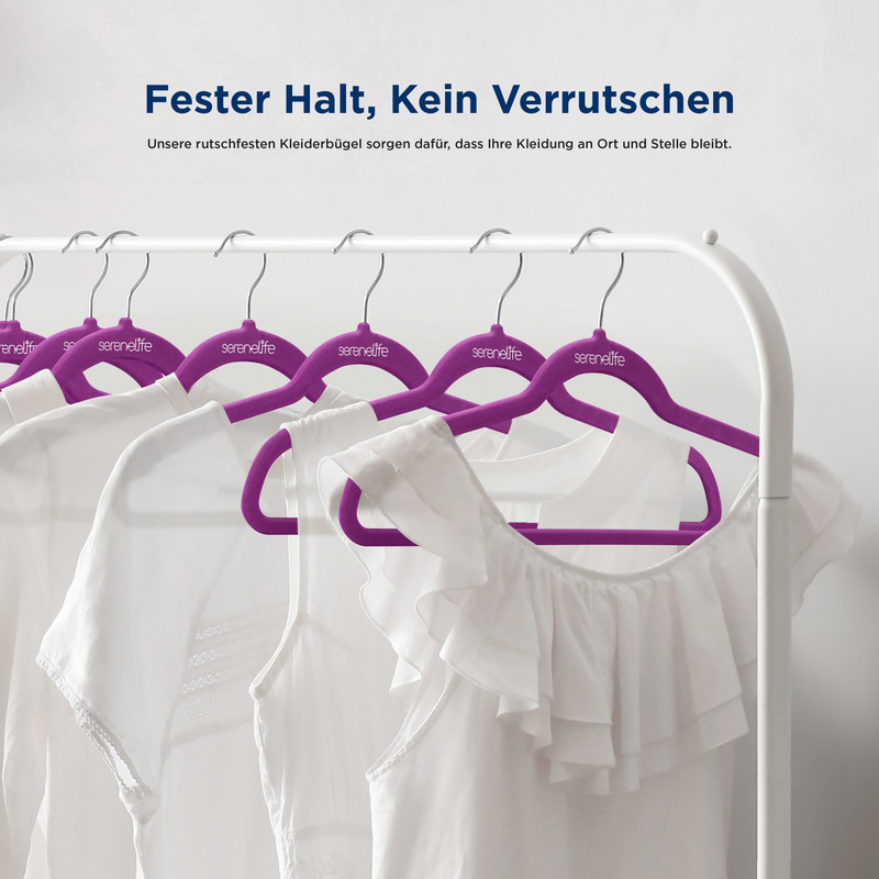 Mehrere weiße Kleidungsstücke hängen an lila Kleiderbügeln auf einer Kleiderstange.