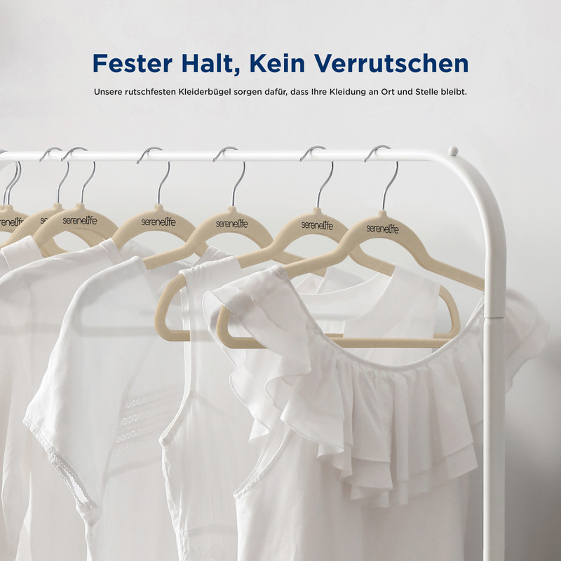 Eine Reihe weißer Kleider, die an hellen Kleiderbügeln auf einer Kleiderstange hängen.