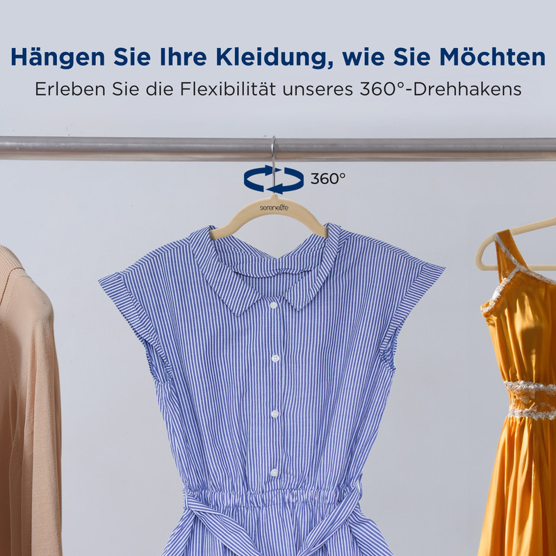Drei Kleider auf Kleiderbügeln, eines davon mit 360°-Haken.