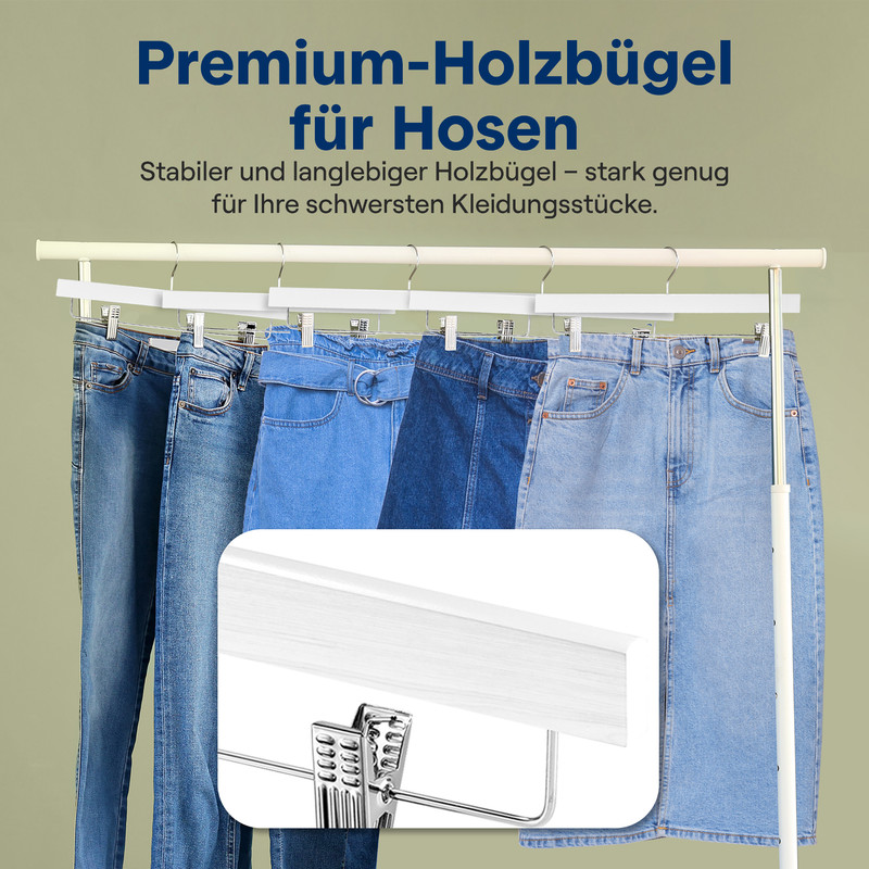 Mehrere Jeans hängen an weißen Kleiderbügeln mit Clips an einer Stange.