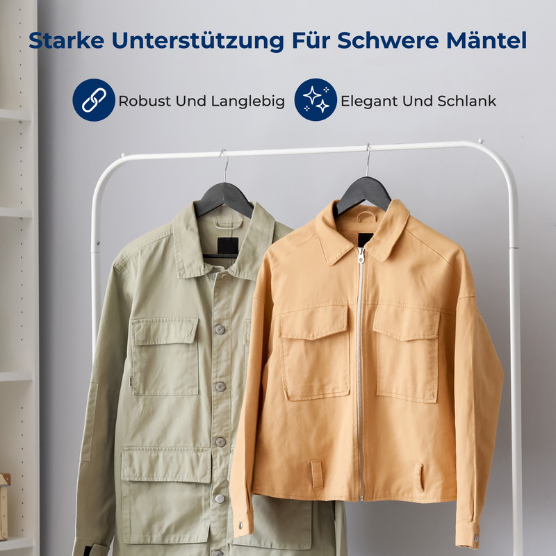 Zwei Jacken, eine beige und eine hellbraune, hängen an Kleiderbügeln auf einer Kleiderstange.