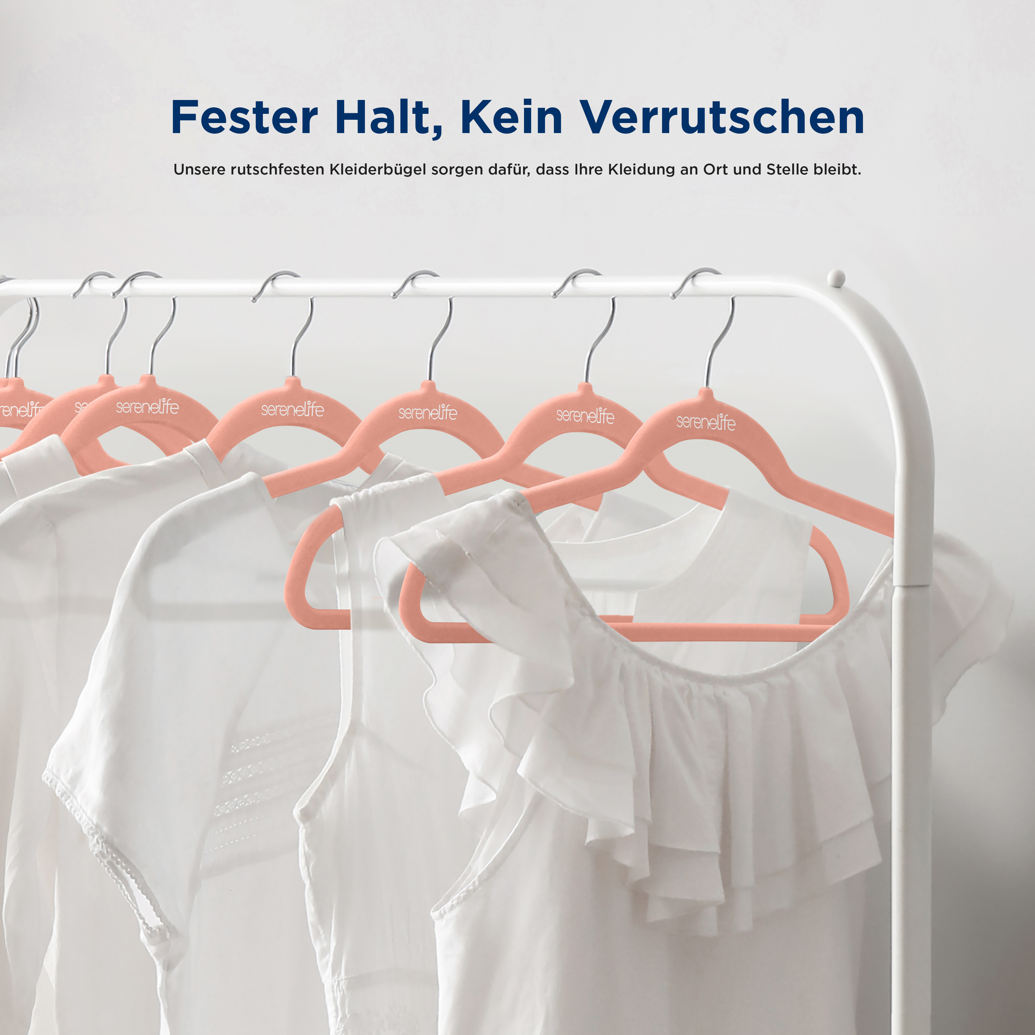 Reihe von rosafarbenen Kleiderbügeln mit weißen Hemden, die daran hängen.