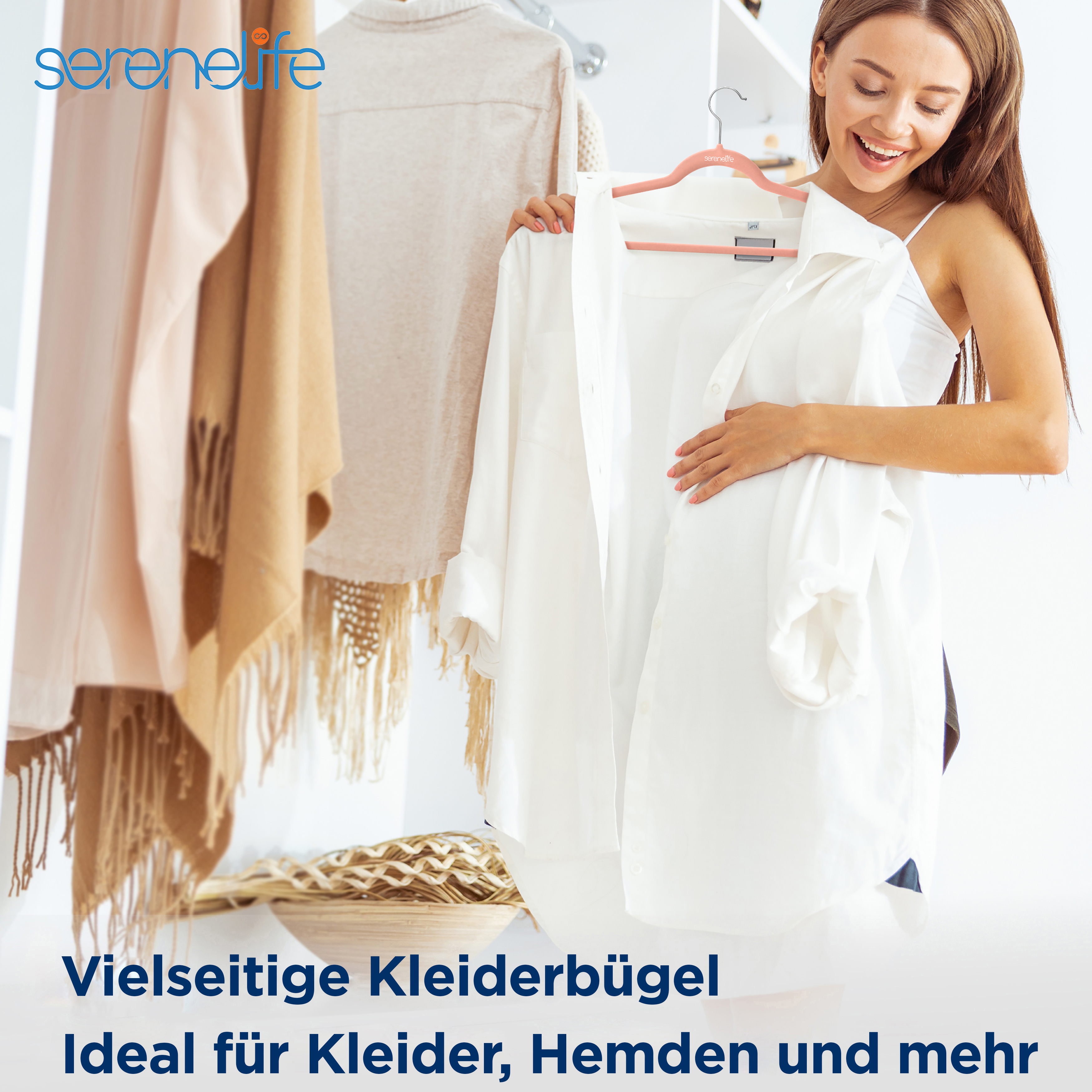 Frau sortiert Kleidung in einem Schrank, hält ein weißes Hemd auf einem Kleiderbügel.