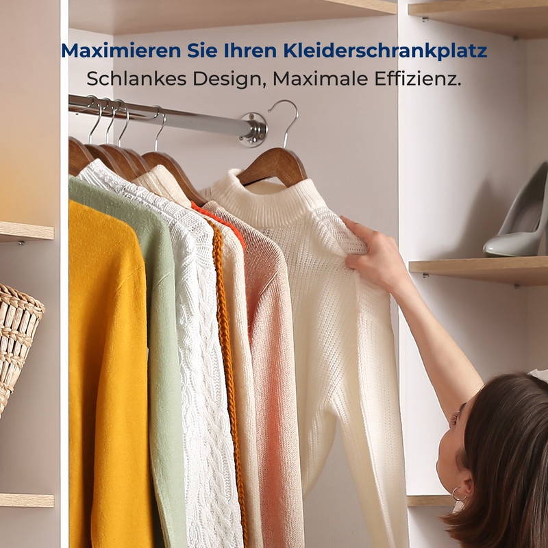 Eine Frau sortiert Kleidung in einem Kleiderschrank. Pullover hängen an Kleiderbügeln.