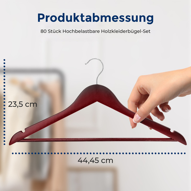 Eine Hand hält einen dunkelroten Holzbügel. Maße sind angegeben.