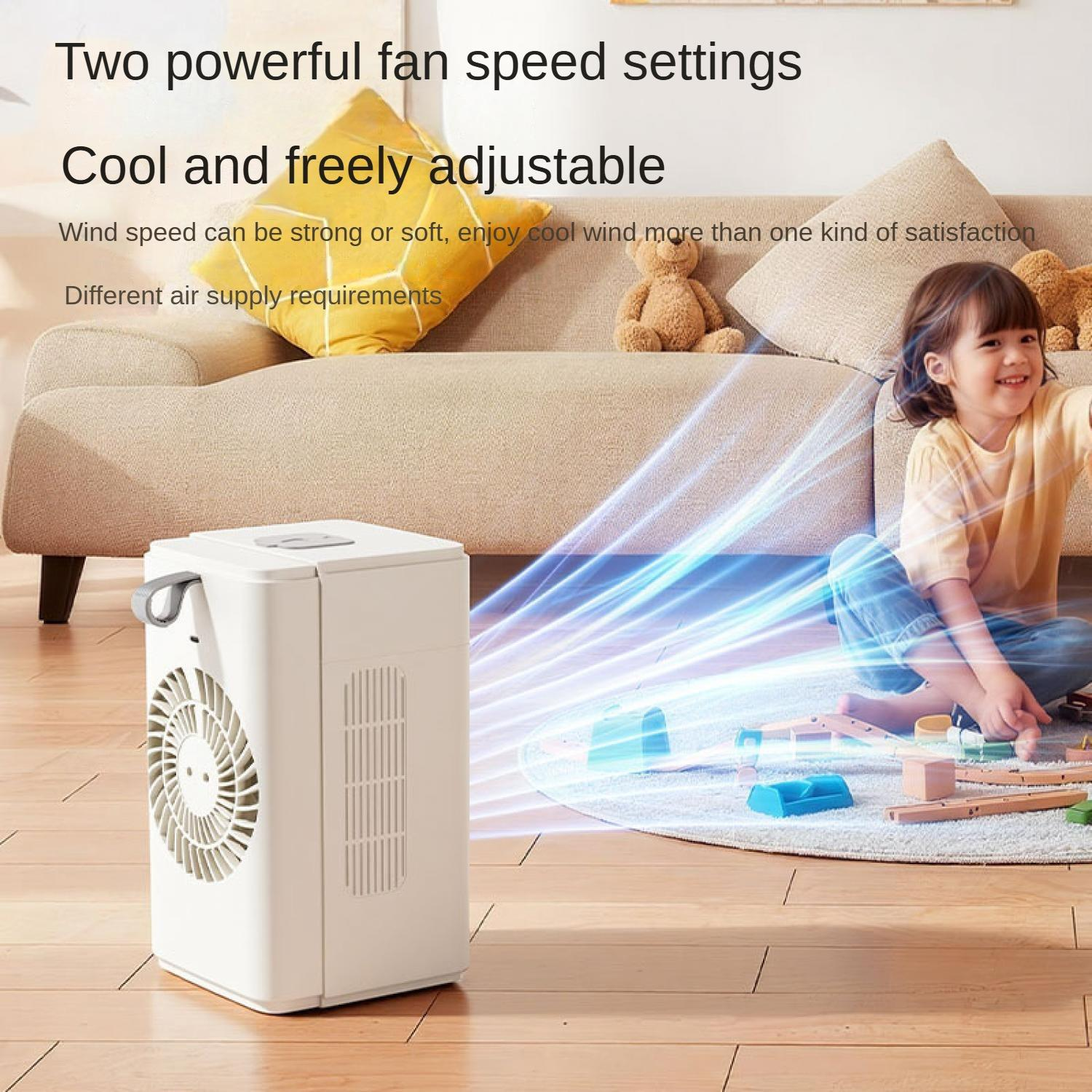 Ein weißer Ventilator kühlt ein lächelndes Kind auf einem Teppich mit Spielzeug.