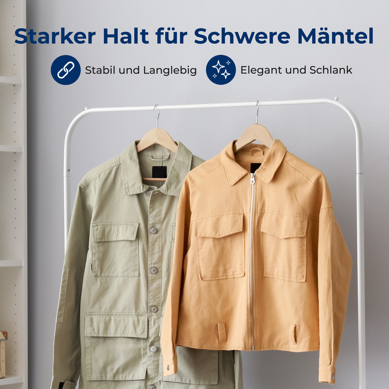 Zwei Jacken hängen an Kleiderbügeln auf einem Kleiderständer: eine beige und eine hellbraune.