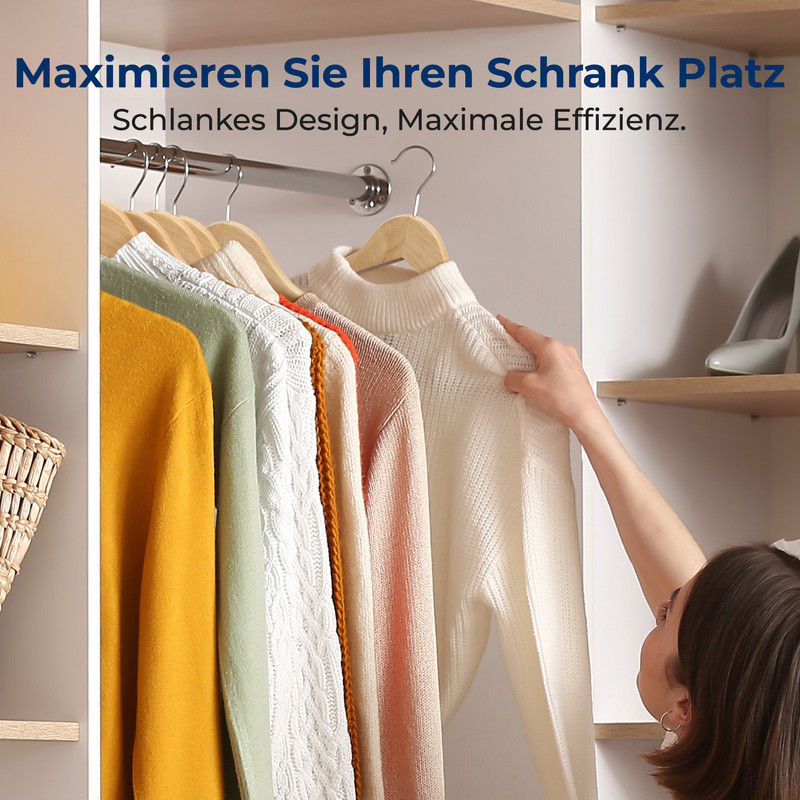 Eine Frau sortiert Kleidung in einem Kleiderschrank mit vielen Pullovern.
