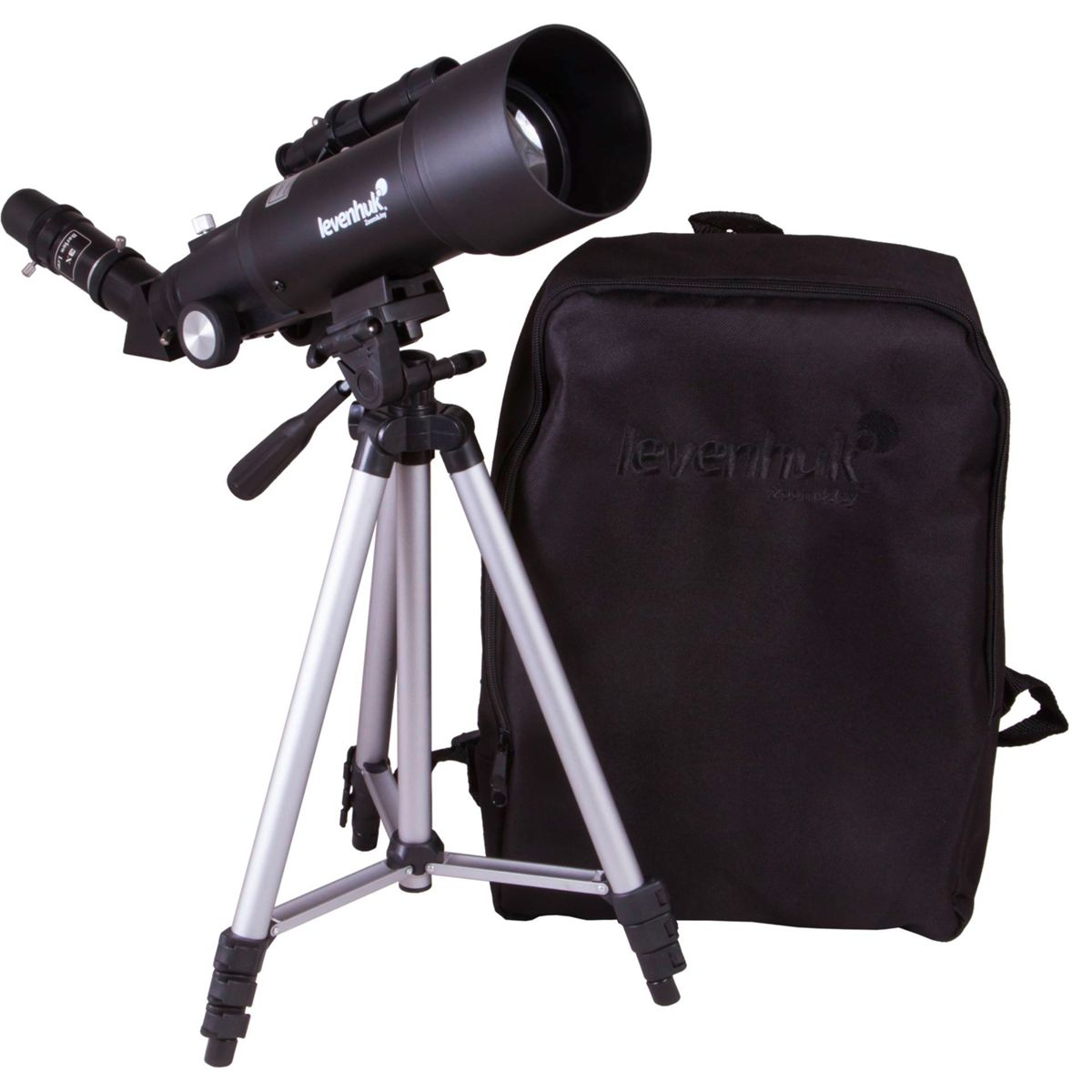 Ein schwarzes Teleskop auf einem Silberstativ neben einem schwarzen Rucksack.
