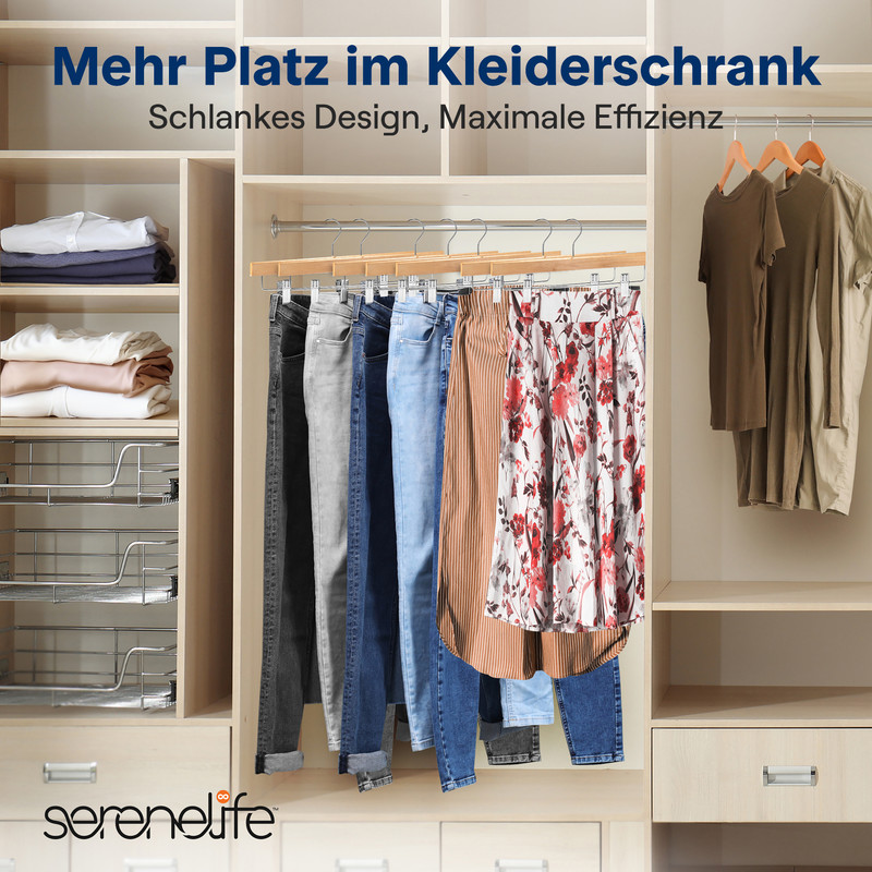 Schrank mit Kleidung: Jeans, Röcke, Hemden und gefaltete Kleidung.