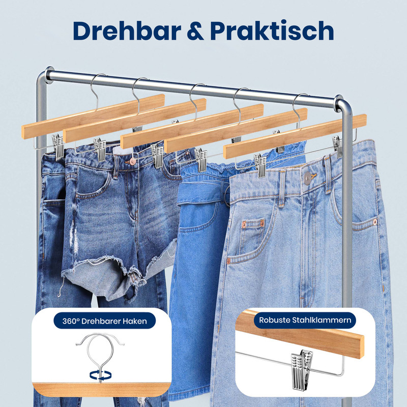 Jeans-Shorts hängen an Kleiderbügeln mit Clips an einer Kleiderstange.
