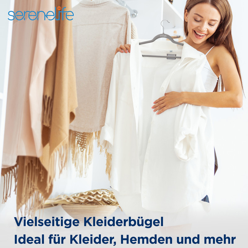 Frau sortiert weiße Hemden auf Kleiderbügeln neben braunen und beigen Schals.