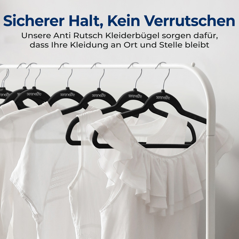 Weiße Kleidung hängt an schwarzen Kleiderbügeln auf einem weißen Gestell.