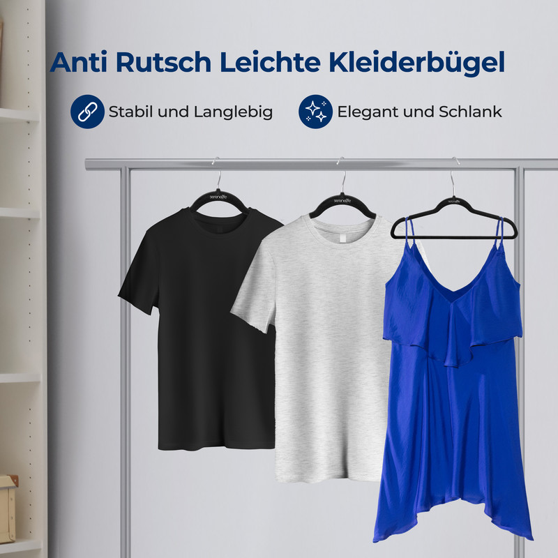 Schwarzes, graues T-Shirt und blaues Kleid an Kleiderbügeln.