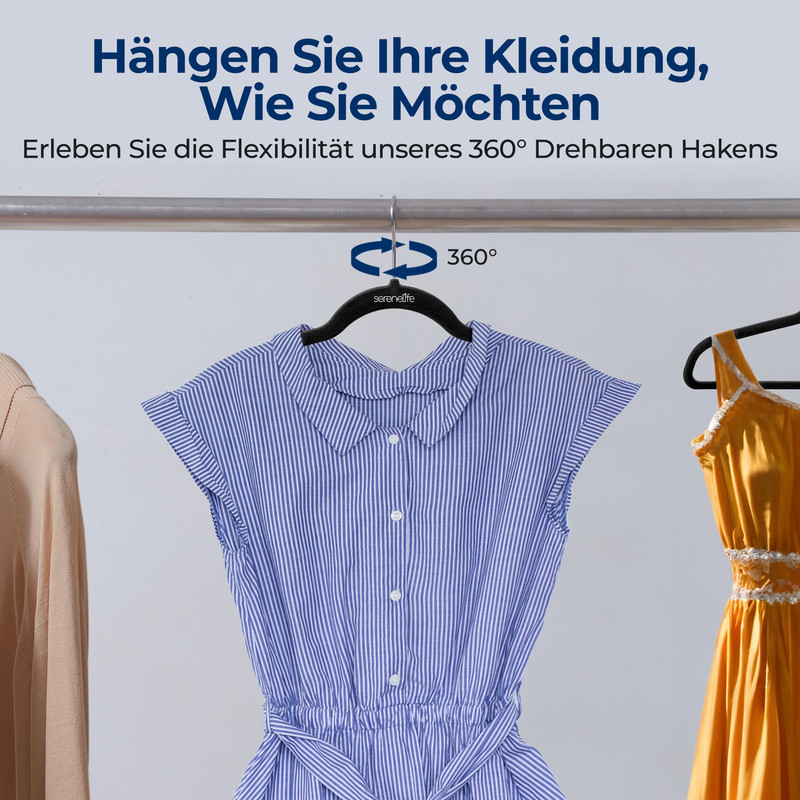 Ein gestreiftes blau-weißes Kleid und ein gelbes Kleid hängen an Kleiderbügeln.