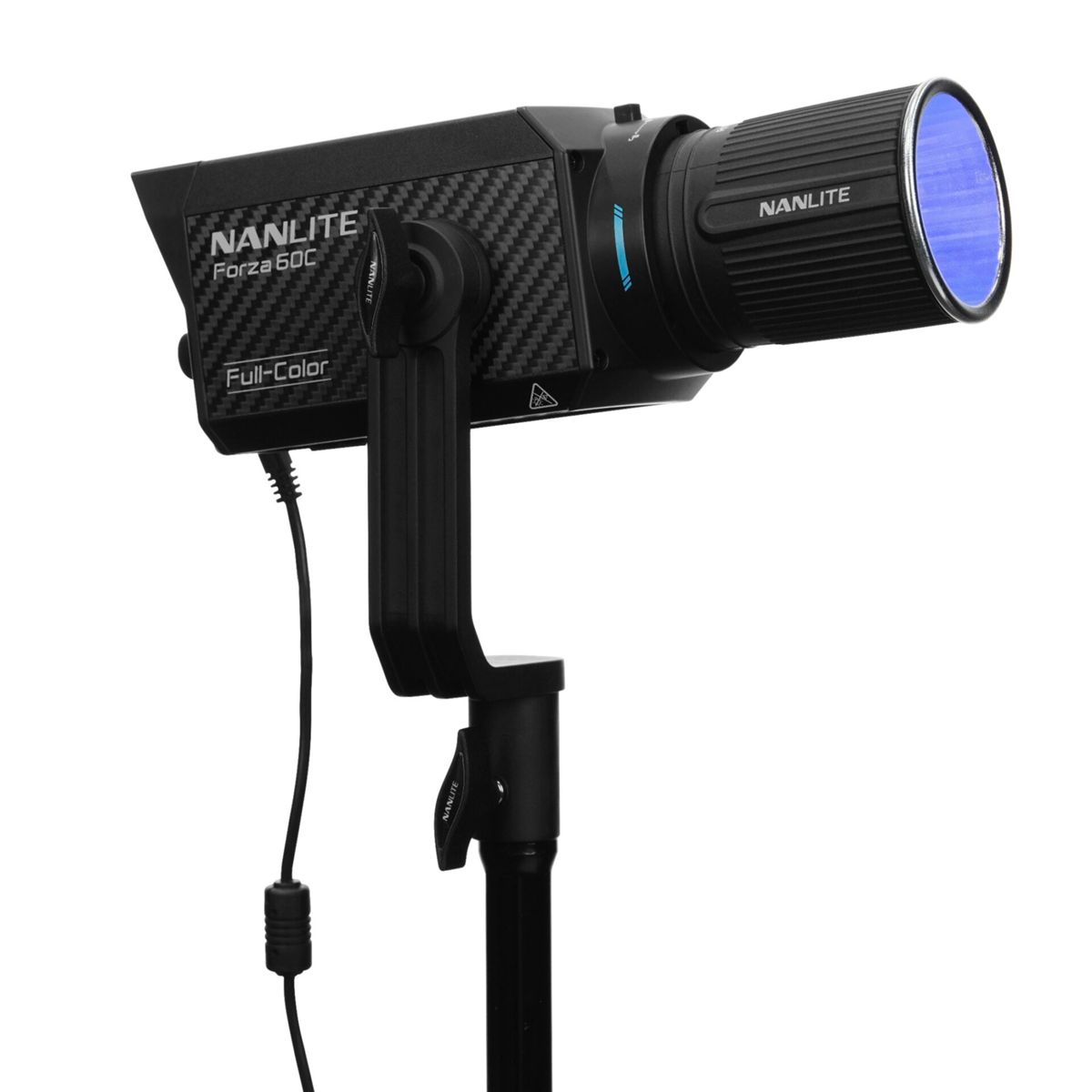 Ein schwarzer NANLITE Forza 60C Vollfarb-LED-Scheinwerfer auf einem Stativ.