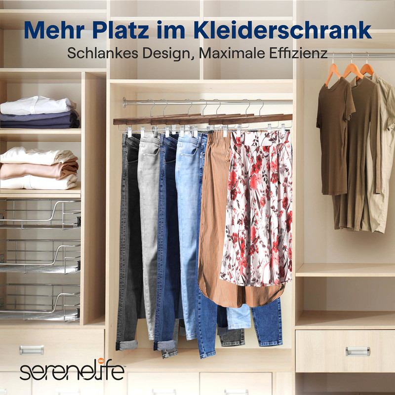 Innenansicht eines Kleiderschranks mit Kleidung auf Bügeln und Regalen.