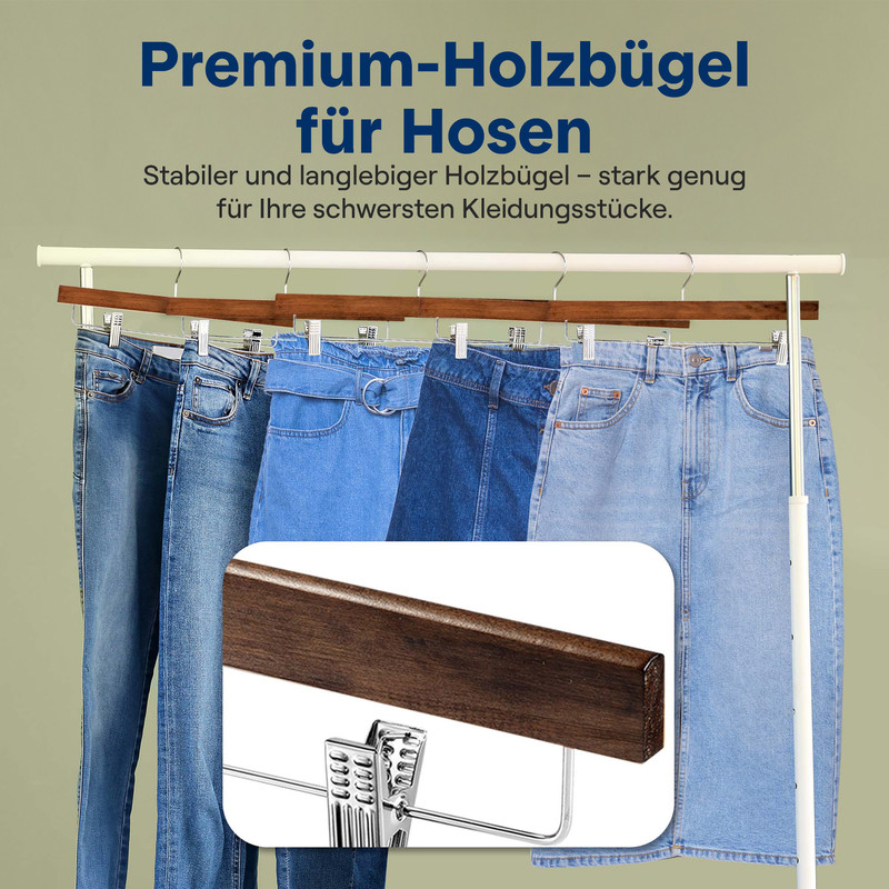 Holzbügel mit Clips halten verschiedene blaue Jeans und Röcke an einem weißen Kleiderständer, mit Textüberlagerung.