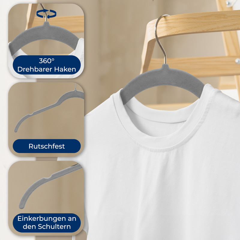 Grauer Samtbügel mit drehbarem Haken, der ein weißes T-Shirt hält.