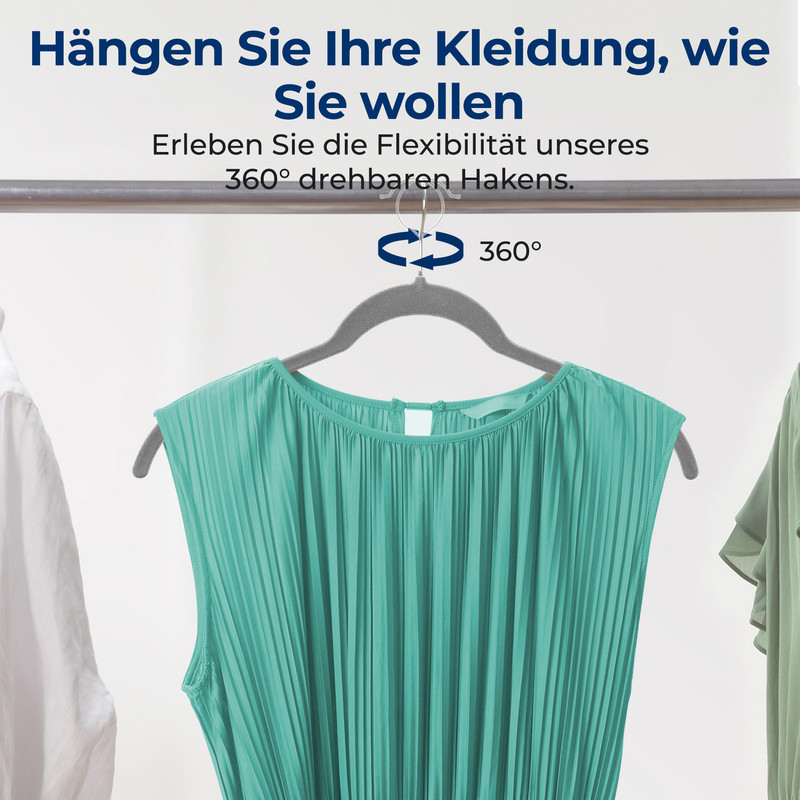 Ein türkisfarbenes Kleid hängt an einem grauen Kleiderbügel an einer Kleiderstange.