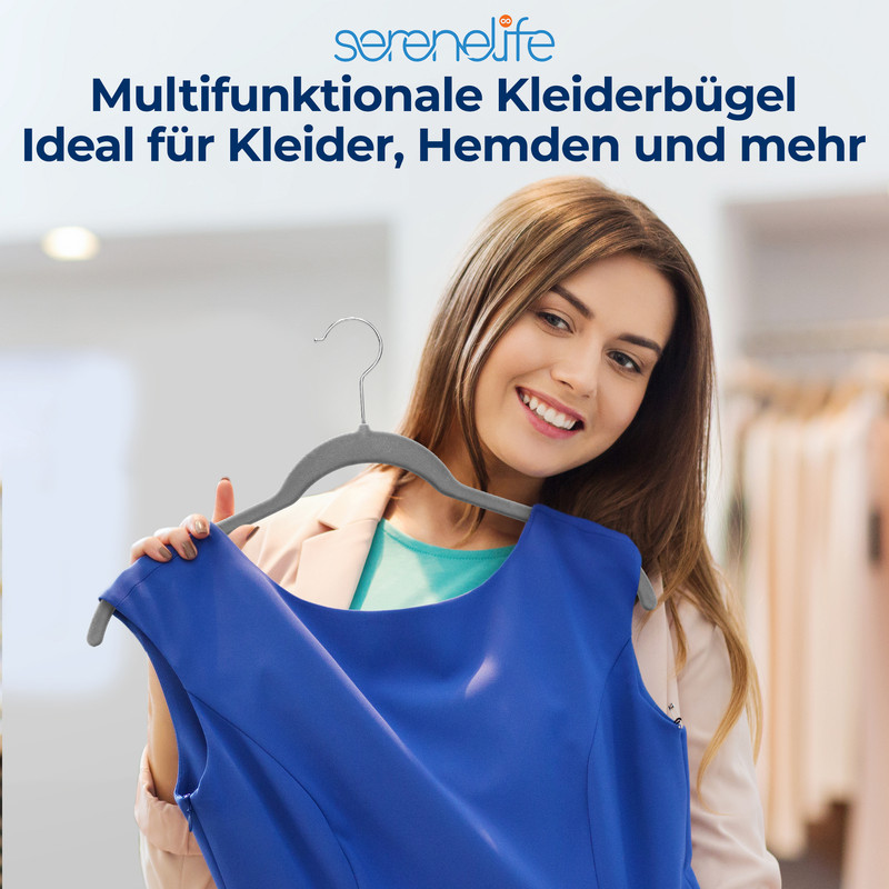 Frau hält blaue Kleidung an Kleiderbügel, im Hintergrund Kleiderständer.