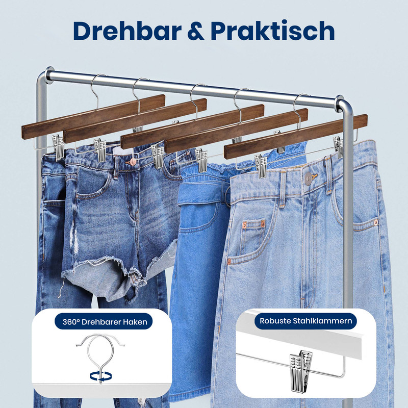 Mehrere Jeans und Röcke hängen an Holz-Kleiderbügeln an einer Stange.