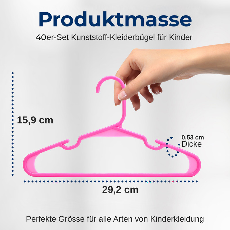 Eine pinke Kinderkleiderbügel wird von einer Hand gehalten. Maße sind angegeben.