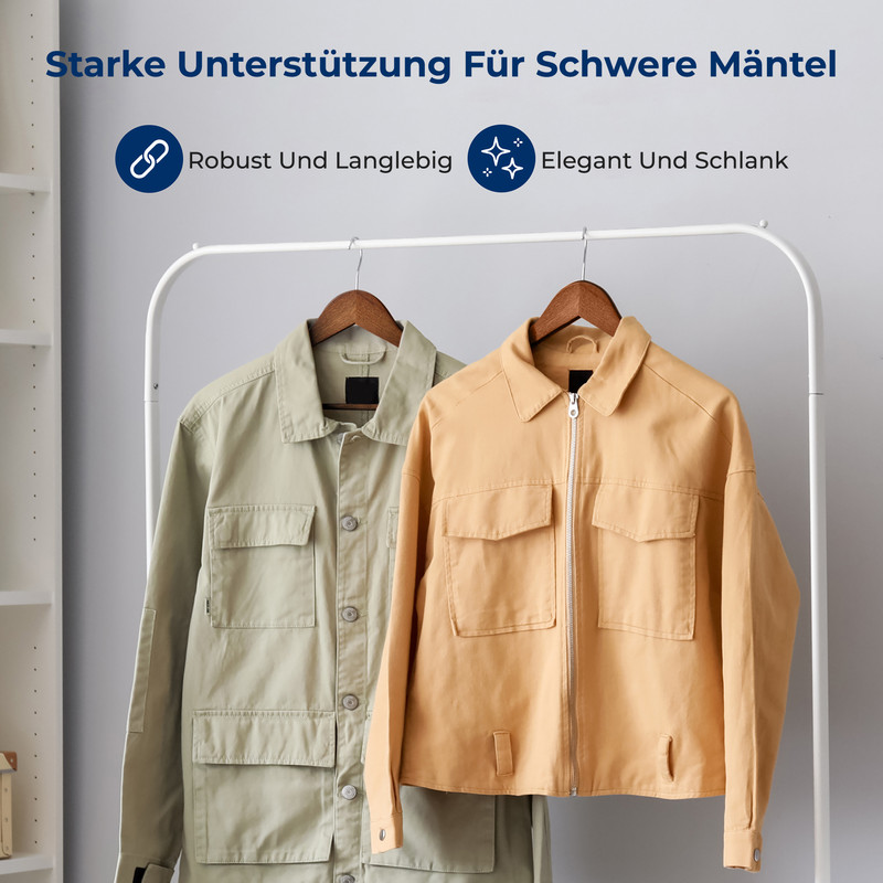 Zwei Jacken hängen an einem Kleiderständer. Eine ist beige, die andere ockerfarben.