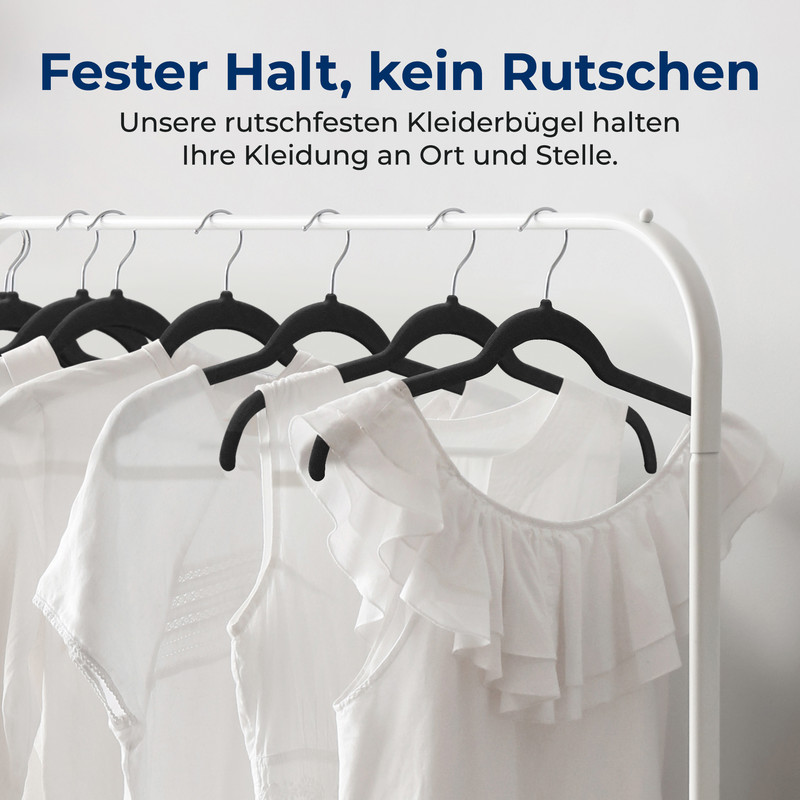Schwarze Kleiderbügel halten weiße Kleidung auf einem weißen Gestell.