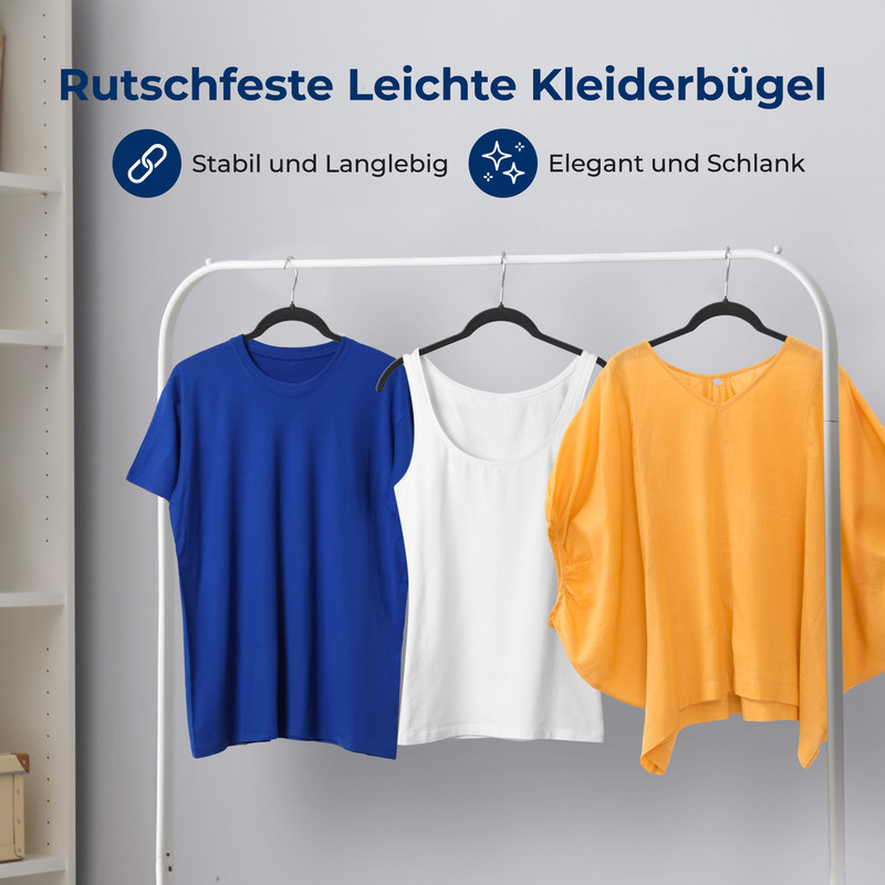 Drei T-Shirts hängen an Kleiderbügeln: blau, weiß und orange.